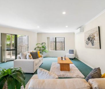 SPACIOUS THREE LEVEL HOME- FOUR BEDROOMS-OREWA! - Photo 2