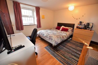 2 bedroom Flat in Harold Grove, Leeds - Photo 2