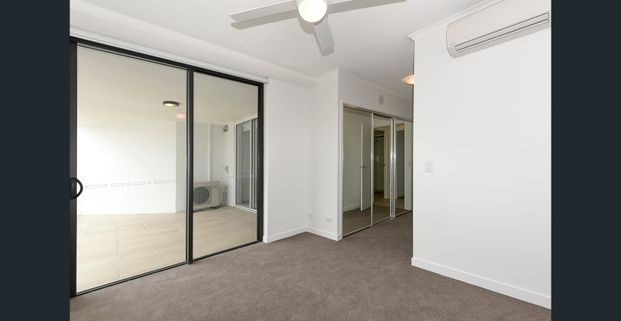 Beautiful 2 Bed 2 Bath Close to City - Photo 1