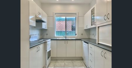 Half-house with own entry - Photo 5