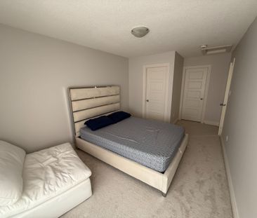 For Lease - 30 Vantage Loop Avenue, Newmarket, Ontario - Photo 6