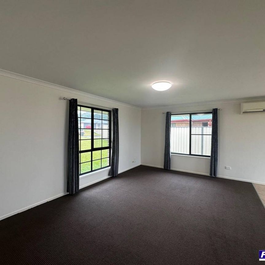 Modern Fully Fenced 4 bedroom Home - Photo 1