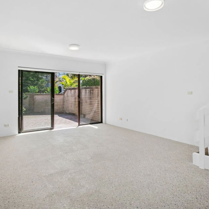 Stunning Large Two-bedroom Townhouse - Photo 1
