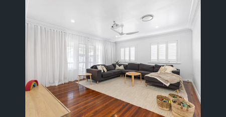 Modern makeover meets classic charm... - Photo 2