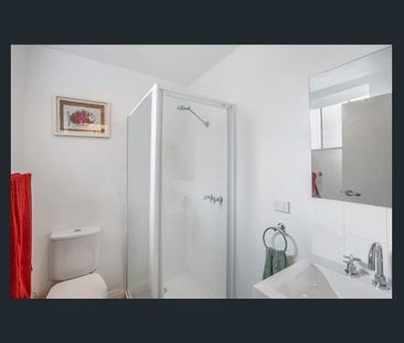 Low Maintenance One Bedroom Unit - Photo 2