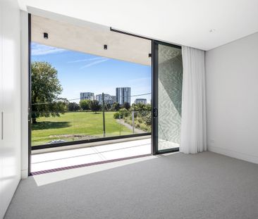 STUNNING HOME OVERLOOKING PARKLANDS - Photo 2