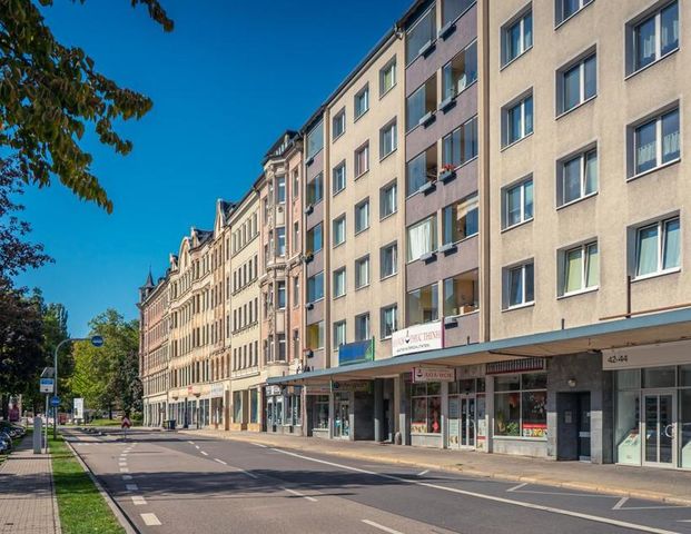 Urban gelegene 2-Raum-Wohnung mit Balkon - Photo 1