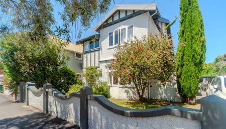 Large Character Home - Photo 4