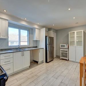 Spacieux bas de duplex à louer, propre, lumineux, semi-MEUBLÉ, 3 lits, 5 1/2, disponible immédiatement, au goût du jour, proche de tout enquête crédit - Photo 2