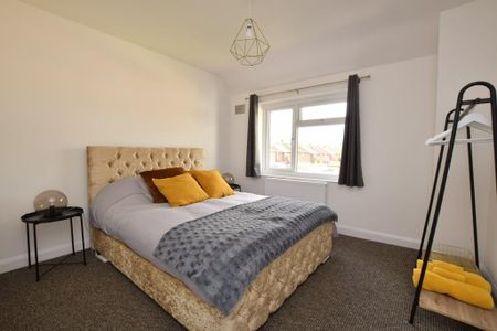 4 bedroom semi-detached house to rent - Photo 3