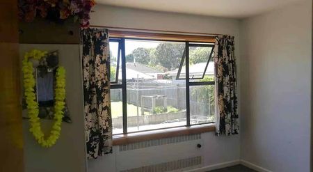 A home close to the mall, with new carpet - Photo 3