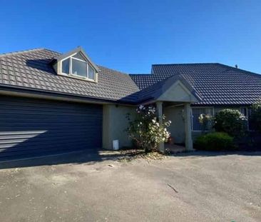 Family Living - Photo 3