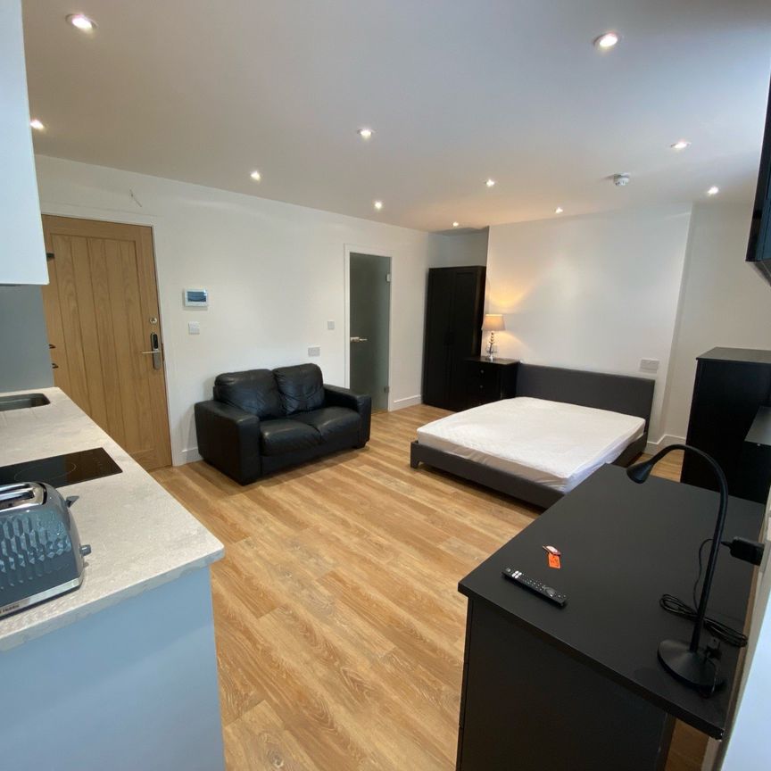 High Quality High Specification Student House - Individual Self Contained Suites Suite 7 - Photo 1
