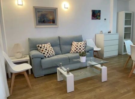 Alquiler de piso en Calle Trinidad - Photo 2