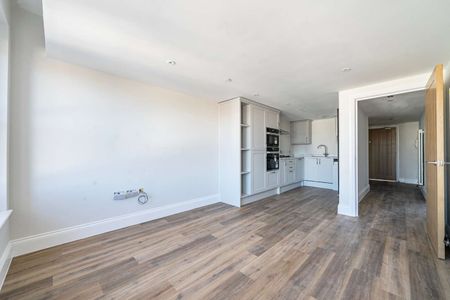 Spacious and well-presented two-bedroom third-floor apartment offering bright open-plan living in the heart of Salisbury city centre. - Photo 2