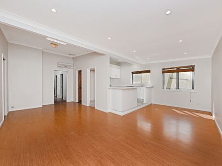 4 Bedroom Family Home plus study! - Photo 3