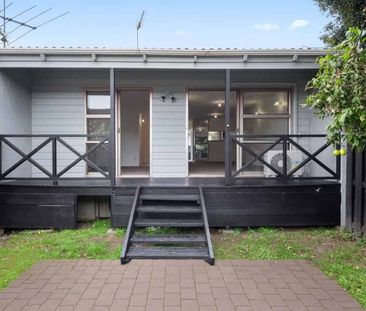 Spacious 2 Bedroom Unit Fresh, Sunny & Move In Ready - Photo 2