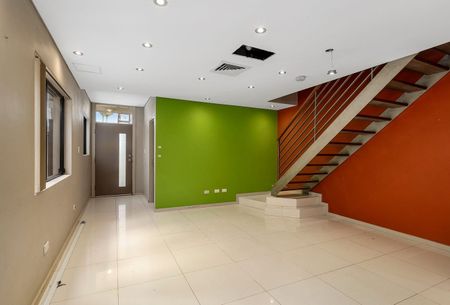 Stylish 3-Bedroom Duplex for Rent in Earlwood - Photo 5