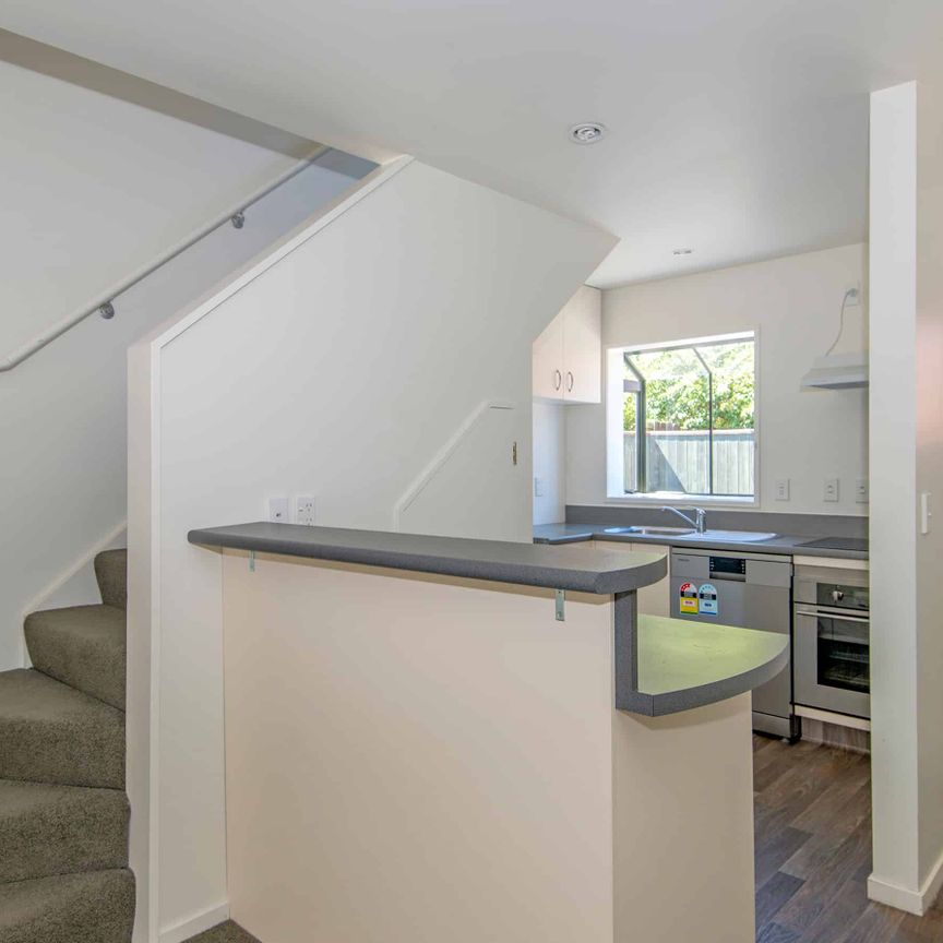 Modern townhouse stones throw from Westfield Mall - Photo 1