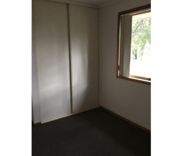 4 Bedroom and 2 Bathroom House for Rent in Paralowie - Photo 4