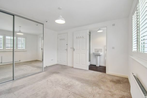 Penny Gate - Photo 1