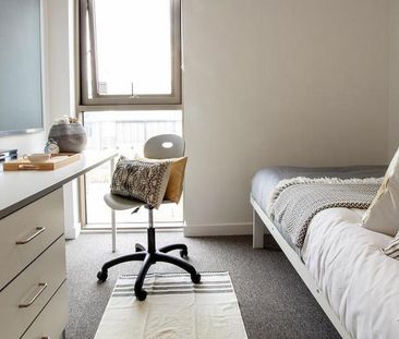 1 bedroom in a flat share to rent - Photo 2
