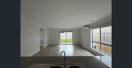 Modern Family Living in the heart of Mambourin - Photo 2