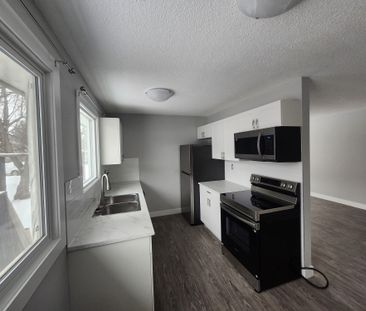 Newly Renovated Main Floor! Oversized Detached Garage Included! - Photo 5