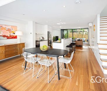 Spacious with dual outdoor living in prime Milton location - Photo 3