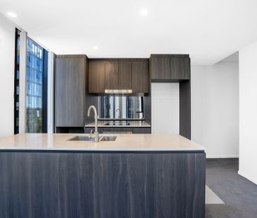 Spacious two-bedroom apartment with stunning lake views. - Photo 6