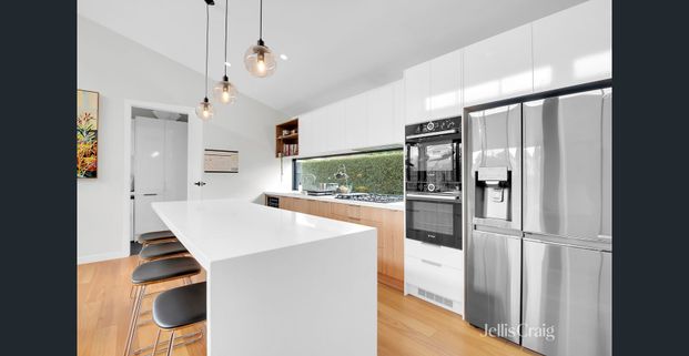 Four Bedroom Family Home in Coburg with Spa - Photo 1