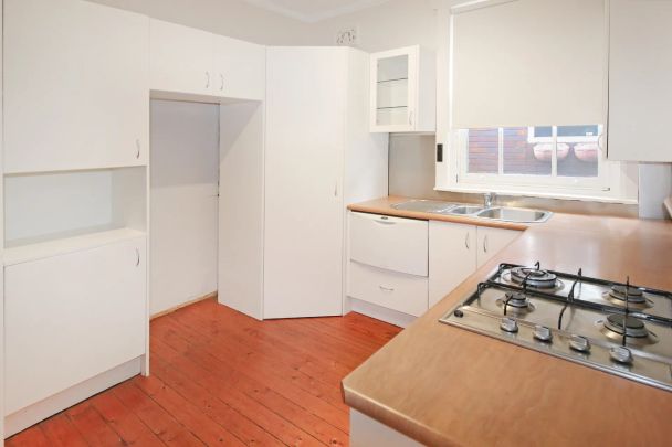 Spacious Apartment in Superbly Convenient Location - Photo 1