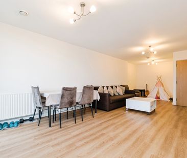 3 Bed Flat, Heron Place, E16 - Photo 1