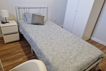 Quartos individuais junto transportes publicos andante