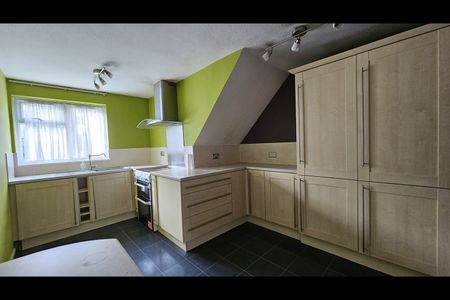 2 Bed Maisonette, Green Acres, CR0 - Photo 3