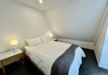 Stylish Split Two Level Apartment - Photo 4