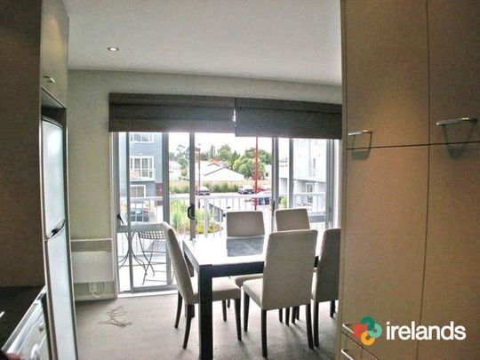 Fully Furnished, Ensuited Room – Includes Carpark! - Photo 1