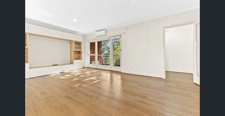 Oversized apartment in sought after location - Photo 2