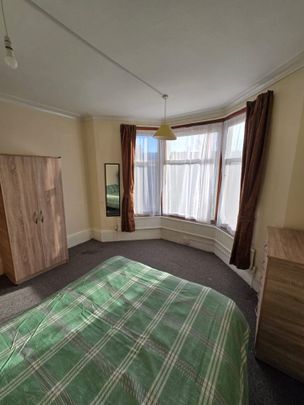 5 Bed Semi-Detached House, Berkshire Gardens, N13 - Photo 1