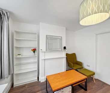 This fully furnished studio room is available in a three-person pro... - Photo 2