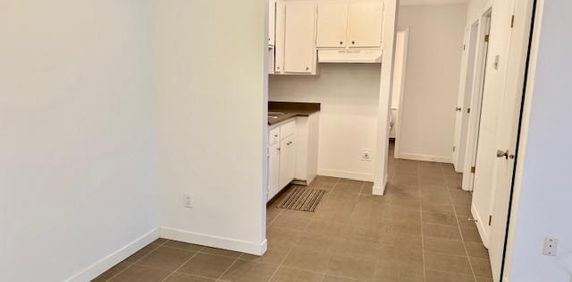 Coquet 4 1/2 3e étage tout béton - eau chaude + chauffage inclus - MARS ou JUILLET - Photo 2