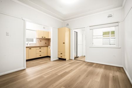 Freshly Painted 3 Bedroom Home, Brand New Flooring Throughout! - Photo 5