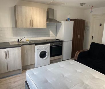 Studio Flat, High Street, CR0 - Photo 1