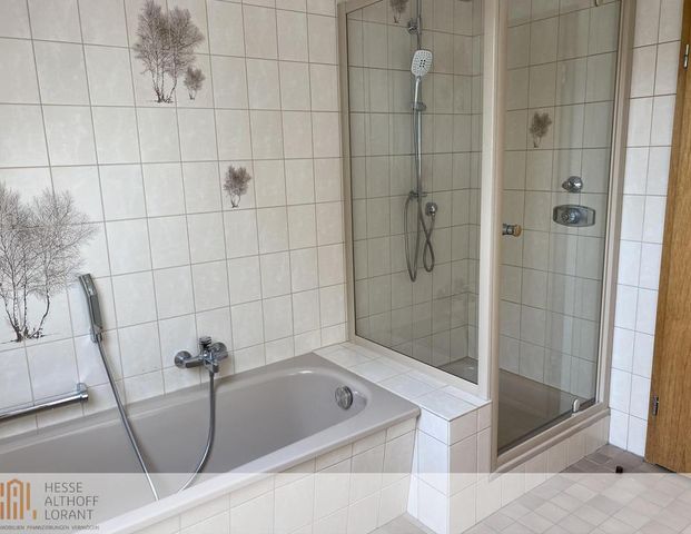 Toller Ausblick - Helle Zwei-Zimmer-Wohnung in ruhigem Zweifamilienhaus! - Foto 1