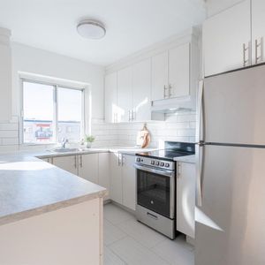 Renovated 2-Bedroom Apartment - Available Now - 390 Boul. Côte-Vertu, Montréal - Photo 2