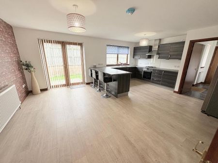 4 bedroom detached house to rent - Photo 2