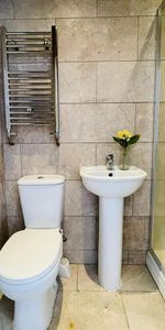 1 bedroom in a house share to rent - Photo 4