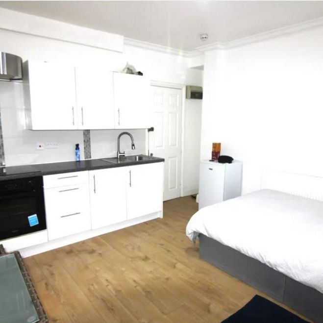 Studio to rent - Photo 1
