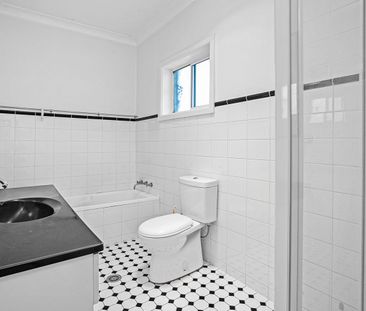 Stunning North-Facing Top Floor Duplex! - Photo 3