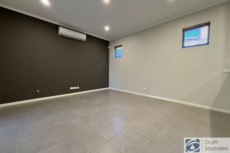 MODERN STREET FRONT TOWNHOUSE IN PRIME LOCATION - Photo 3